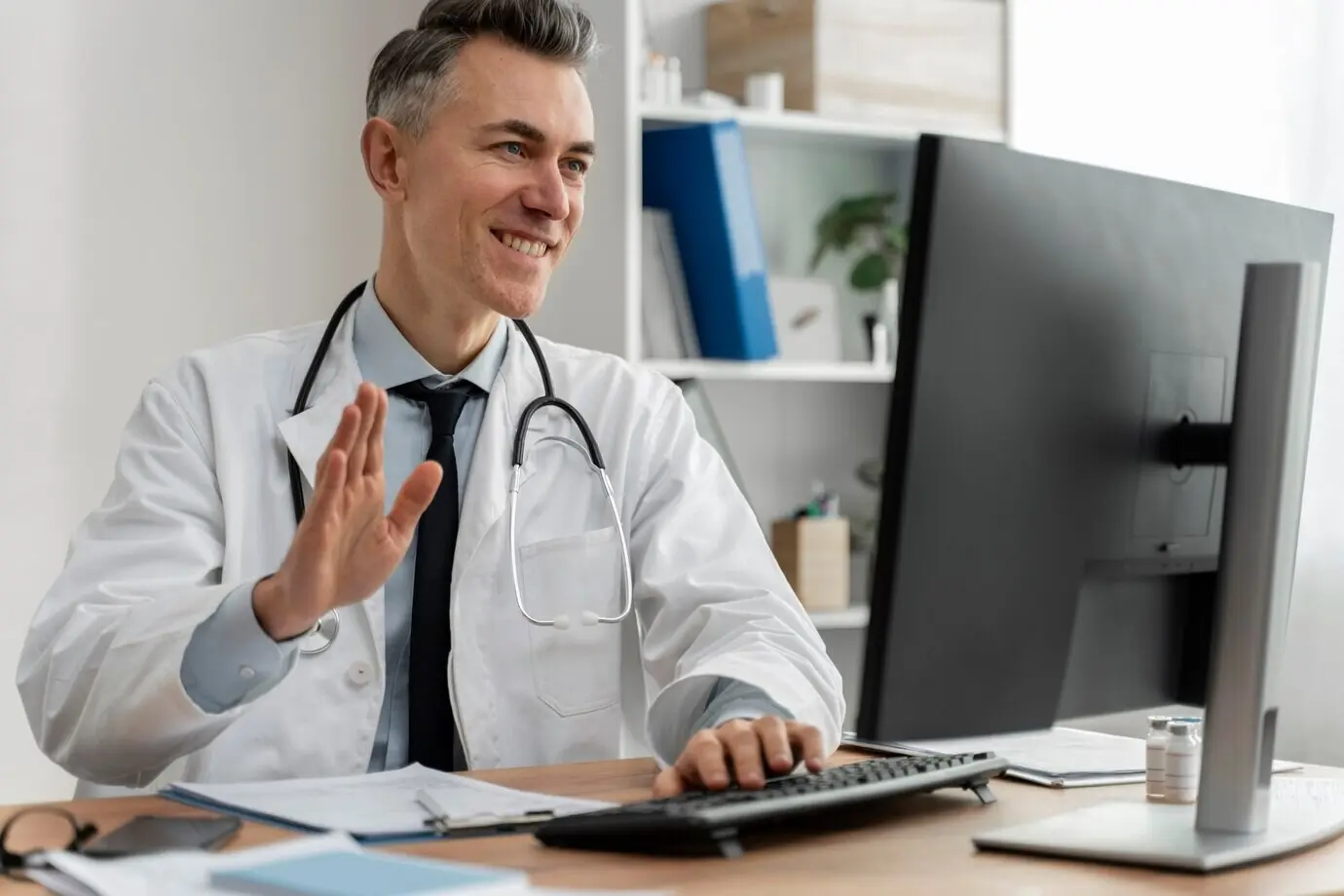 Врач предлагает медицинскую телеконсультацию.