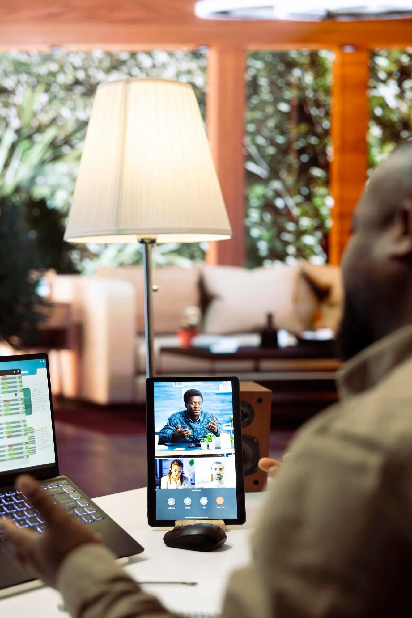 Бизнесмен обсуждает годовой отчёт с инвесторами по видеосвязи.