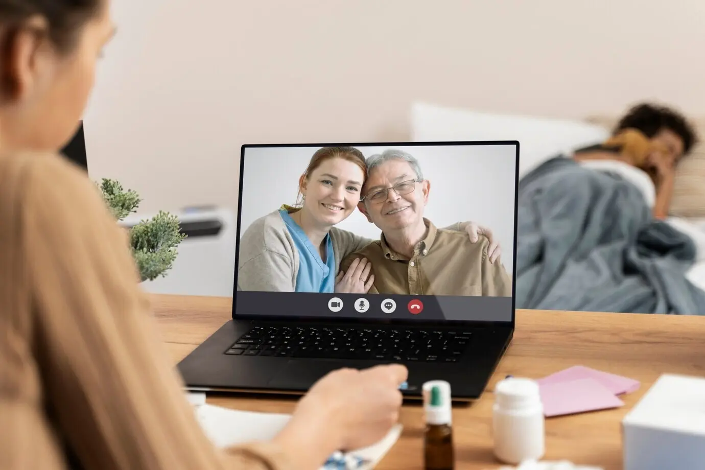 Женщина делает видеозвонок в помещении.